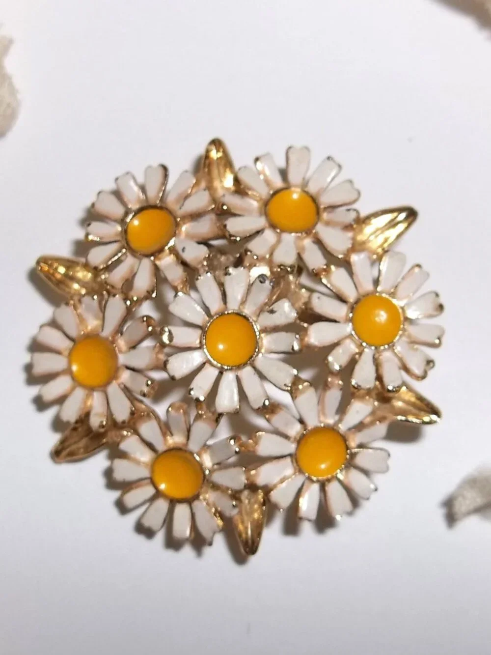 Vintage Daisy Brooch White Yellow Gold Tone Costume Jewelry Pin Woman Girl D846